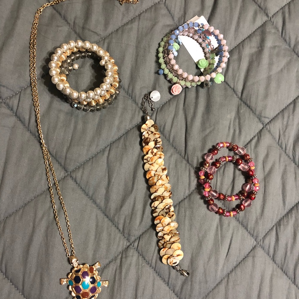 Adorable turtle necklace - Picture 3 of 5